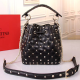 발렌티노 스파이크 버킷백 GARAVANI ROCKSTUD SPIKE BAG V68000