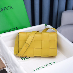 ★(판매완료)★ Bottega Veneta 보테가 베네타 카세트백 미듐 B8199 국내배송건