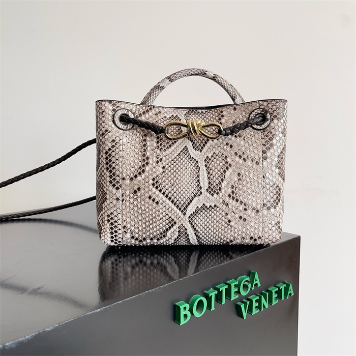 BOTTEGA VENETA 보테가베네타 안디아모 스몰 토트백 743568 2024/신상