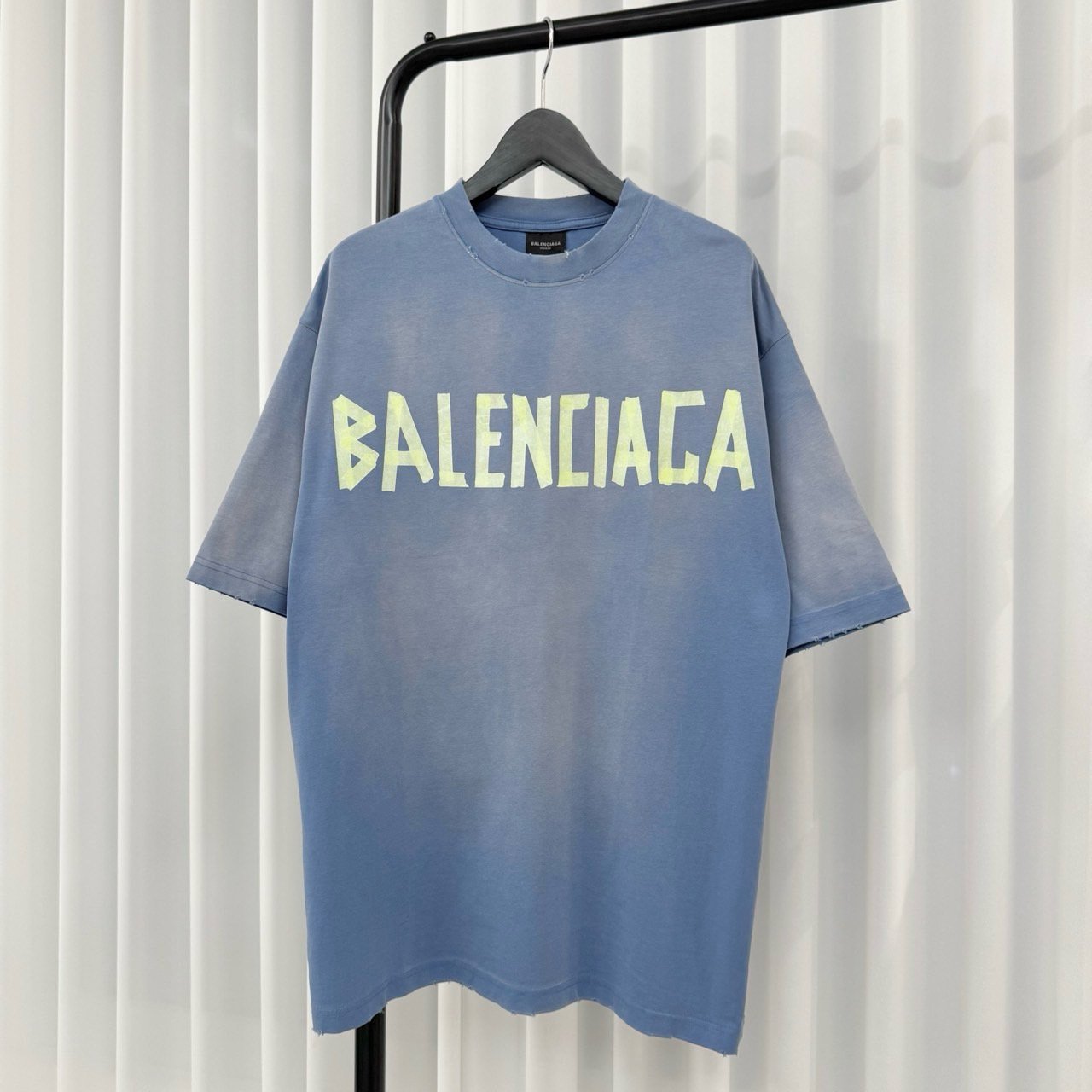 BALENCIAGA 발렌시아가 테이프 타입 미디엄 핏 반팔 티셔츠